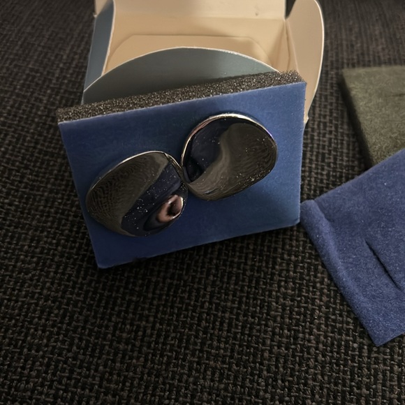 Avon Silvertone Sculpted Button Earrings 2002 - Picture 5 of 8